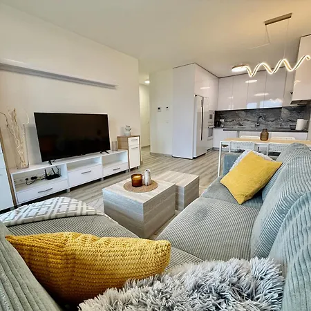 Luxury Urban Retreat, Terrace & View Apartment