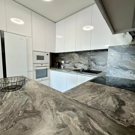 Luxury Urban Retreat, Terrace & View Apartment