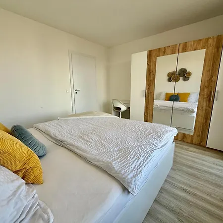 Luxury Urban Retreat, Terrace & View Apartment