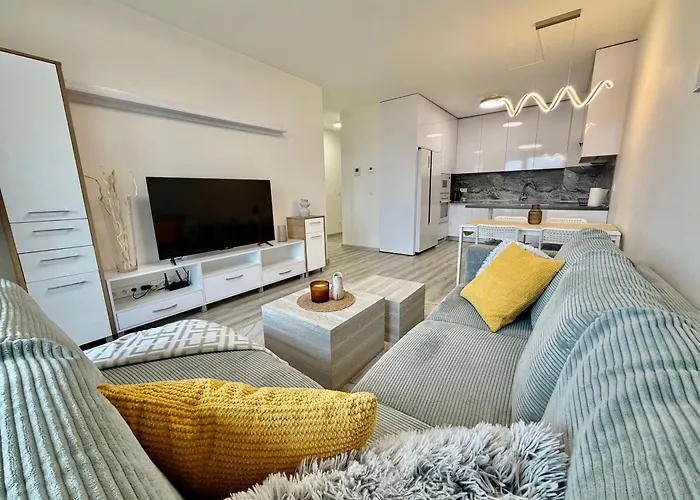 Luxury Urban Retreat, Terrace & View Apartment