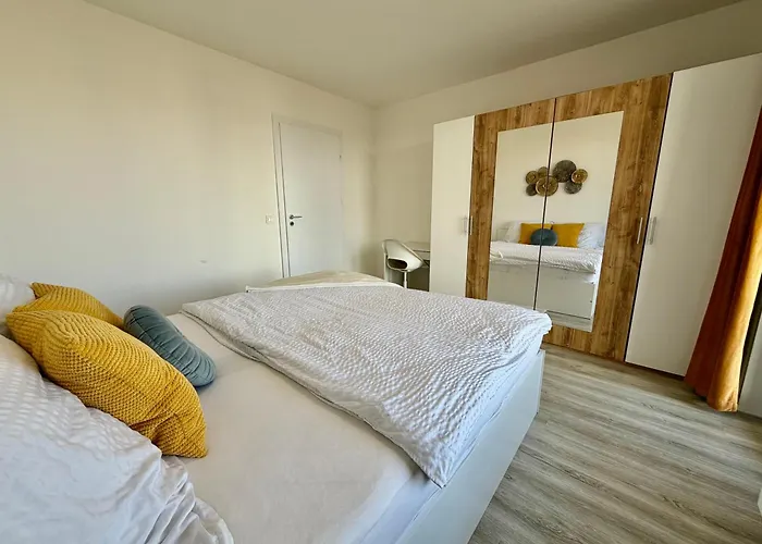 Luxury Urban Retreat, Terrace & View Apartment